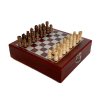 Ploskačka so šachovou súpravou v drevenej darčekovej krabičke