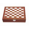 Ploskačka so šachovou súpravou v drevenej darčekovej krabičke