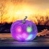 Halloweenska RGB LED dekorácia - penová tekvica - fialová - 11 cm