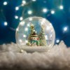Vianočná LED snehová guľa - snehuliak so stromom