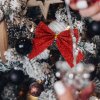 Vianočná ozdoba - sada trblietavých mašlí - červené - 12 ks / balenie