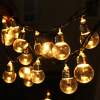 Svetelná LED reťaz v tvare žiarovky