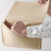 Závesný organizér z látky s vreckami na posteľ vedľa manželskej postele