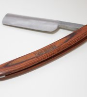 Klasická britva s drevenou rukoväťou