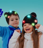 Vianočná čiapka - s farebným LED, so strapcom, na batérie - čierna