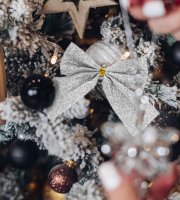 Vianočná ozdoba - sada trblietavých mašlí - strieborné - 12 ks / balenie