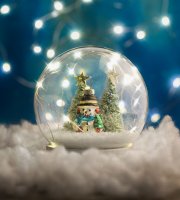 Vianočná LED snehová guľa - snehuliak so stromom