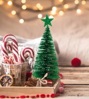 Mini vianočný strom - trblietavý - 18 cm - 4 farby
