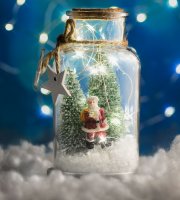 Vianočná LED snehová guľa - mikuláš so stromom