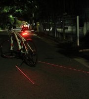 Zadné svetlo na bicykel s funkciou smeroviek