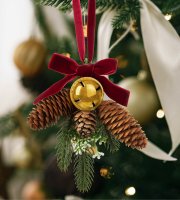 Vianočná dekorácia na dvere - strom, šiška zlatý zvonček - 16 x 15 cm