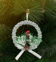 Vianočná dekorácia - zavesiteľná - strieborný veniec - 10 cm