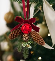 Vianočná dekorácia na dvere - strom, šiška , červená guľa - 16 x 15 cm