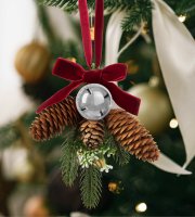 Vianočná dekorácia na dvere - strom, šiška , strieborná gula - 16 x 15 cm