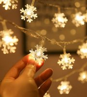 Vianočný LED svetelný reťazec so snehovými vločkami