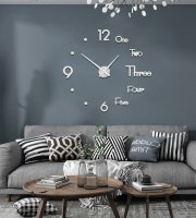 Dizajnové hodiny v striebornej farbe