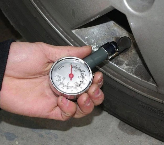 Meradlo tlaku pneumatík