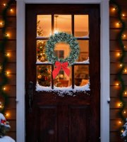 Vianočný dverový veniec – s mašľou – 27 cm