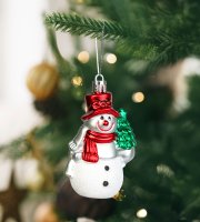 Vianočná dekorácia - snehuliak - závesná - plast - 9 x 5,5 cm