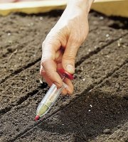 Mini ručný sejačkový injektor