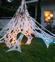 Halloween dekorácia - pavučinový závoj + 6 ks zapichovacích kolíkov - 1 x 2 m - biela